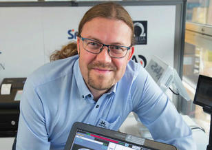 Tore Sjøvaag, daglig leder i Finn Clausen POS Systemer AS, er klar for kassaloven og oppfordrer alle til å bytte kassaapparat i god tid.